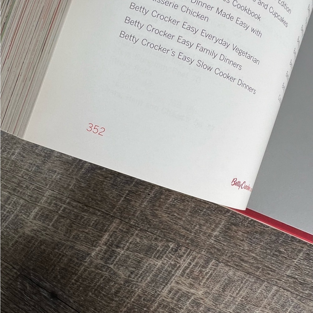 Betty Crocker‎ Christmas Cookbook by Betty Crocker Editors 2006 Hardcover - Picture 12 of 12